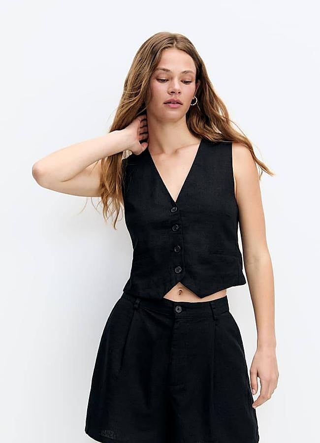 Imagen - Traje de lino negro con chaleco y bermudas