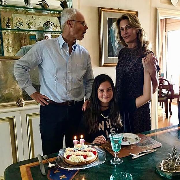 Álvaro de Orleans-Borbón y Antonella Rendina, junto a su hija Eulalia celebrando sus 11 años. 