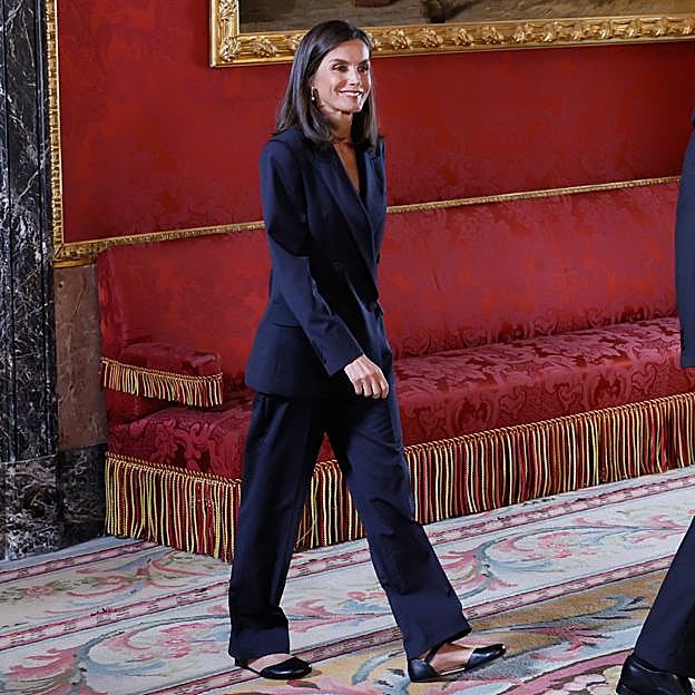 La reina Letizia con unas bailarinas negras.