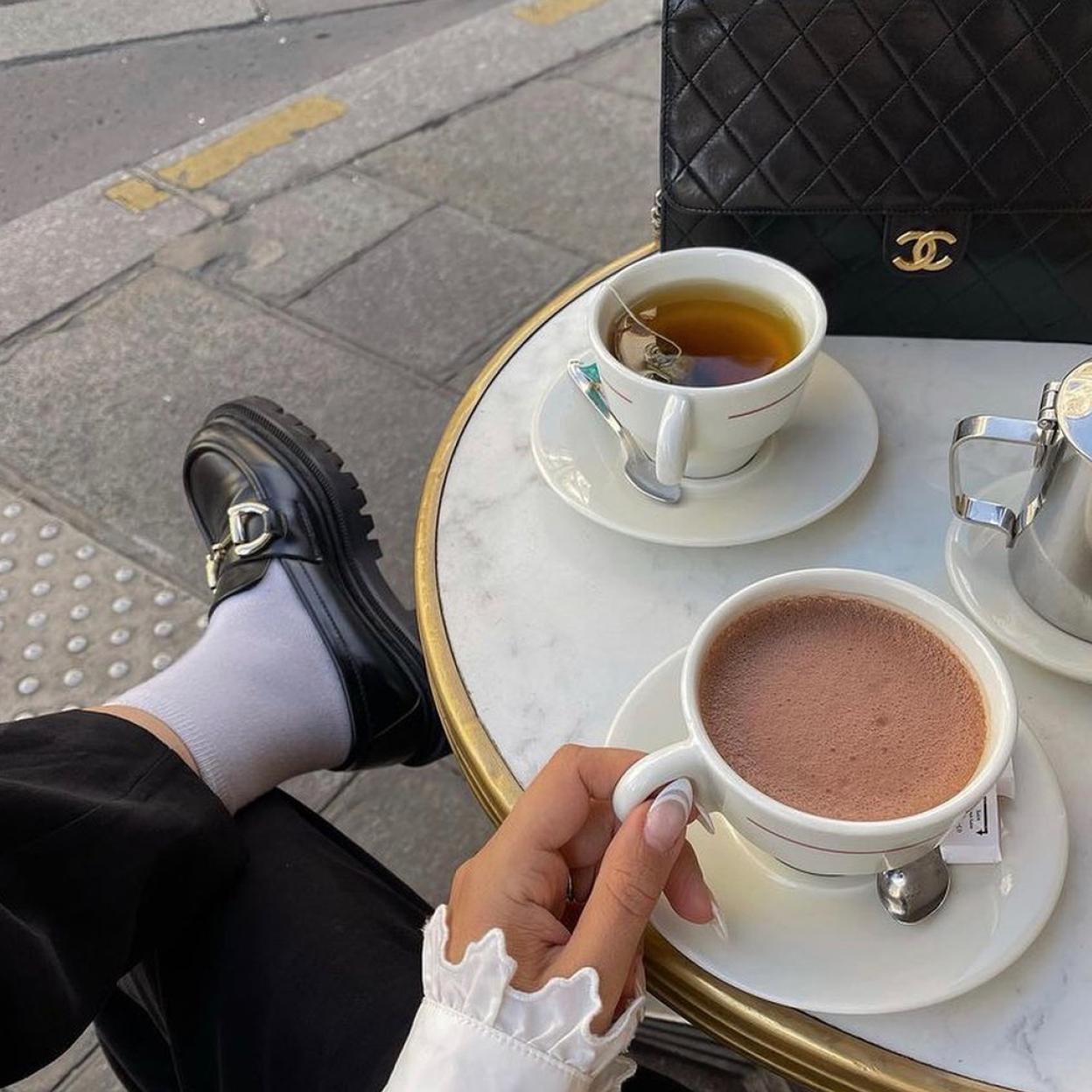 Mujer con taza de té verde
