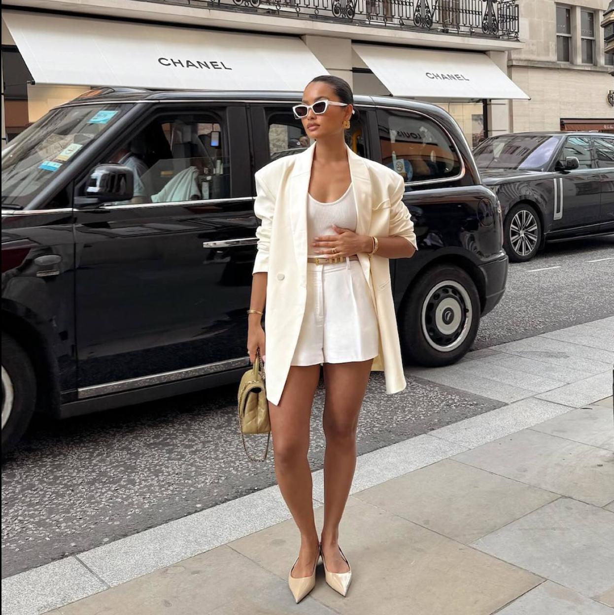 Influencer con look minimalista elegante para verano