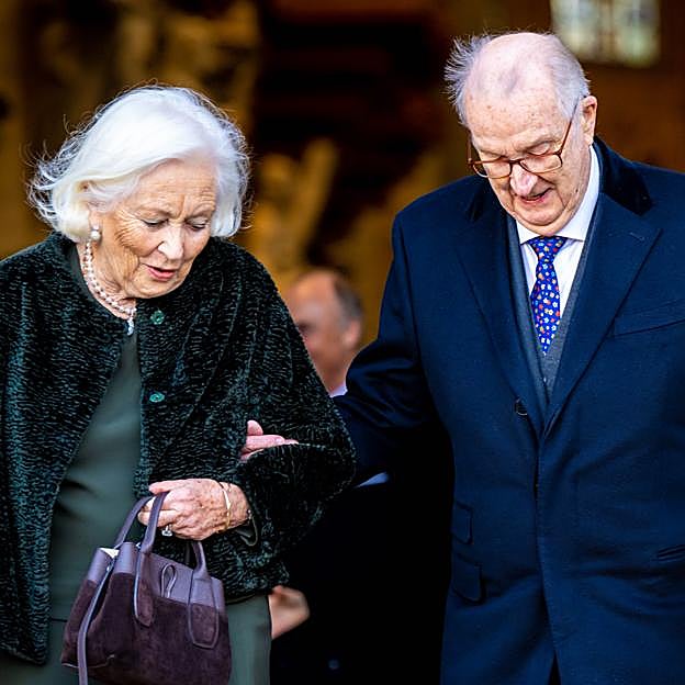 Alberto de Bélgica apoyándose en la reina Paola. 