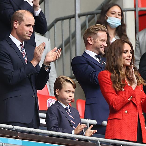 Guillermo y Kate Middleton, junto al príncipe George. 