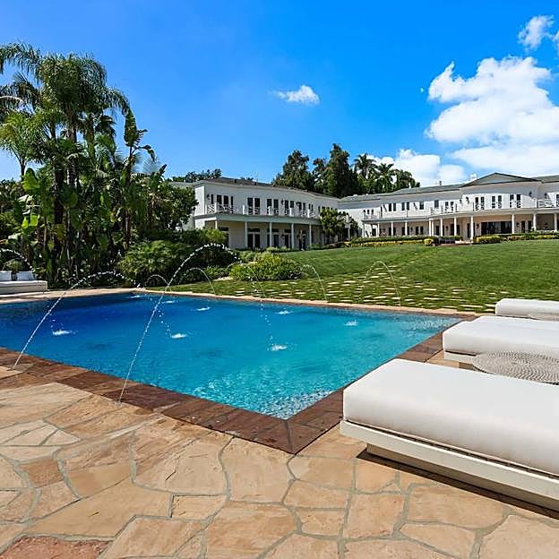 Imagen principal - Detalles de la piscina exterior, la sala de cine y el spa.