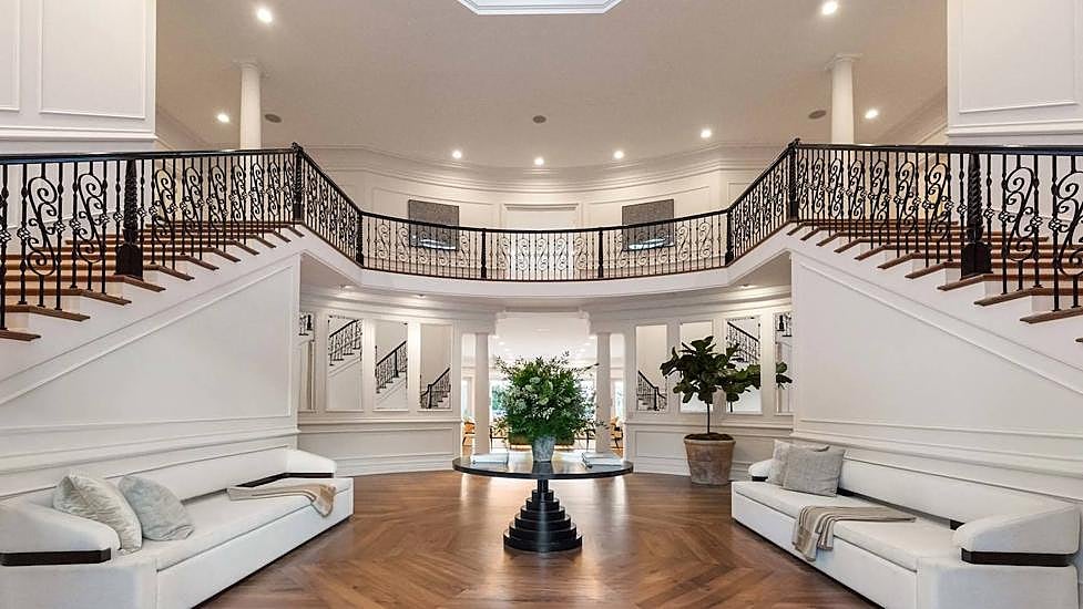 La majestuosa entrada de la casa.