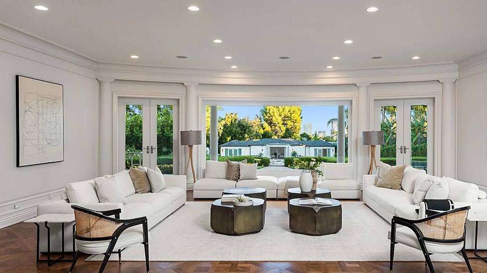 Vista de uno de los salones abiertos al jardín.