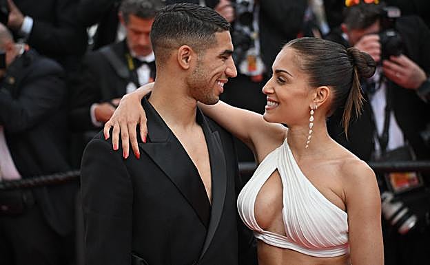 Hiba Abouk y su exmarido Achraf Hakimi en la alfombra roja del Festival de Cannes 2022. 