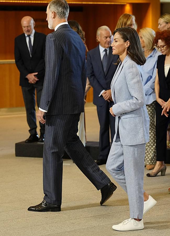 Imagen - La reina Letizia con zapatillas blancas. / LIMITED PICTURES