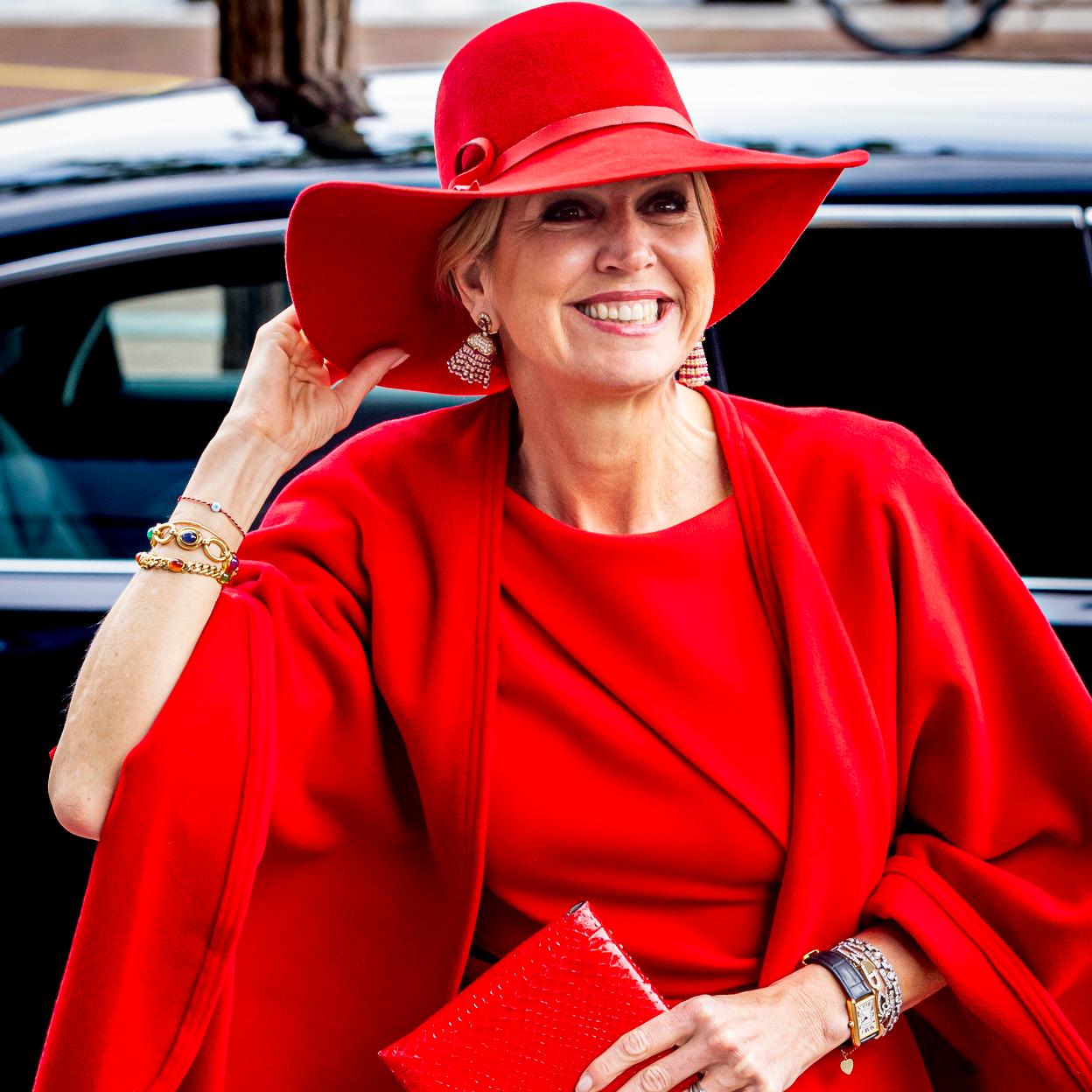 Máxima de Holanda vestida de rojo.