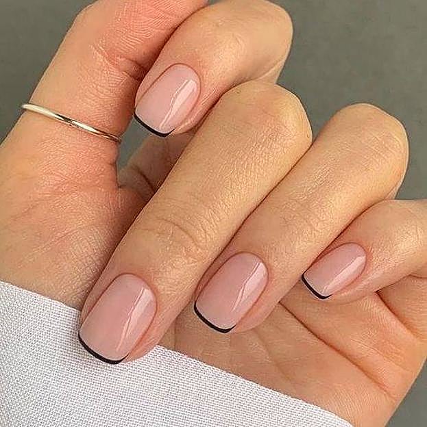 Uñas micro french en color negro