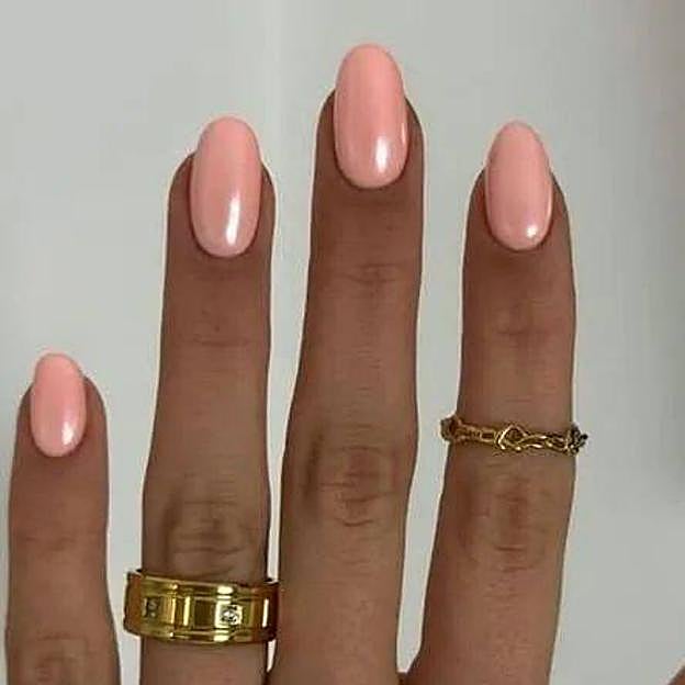 Uñas melocotón para piel morena