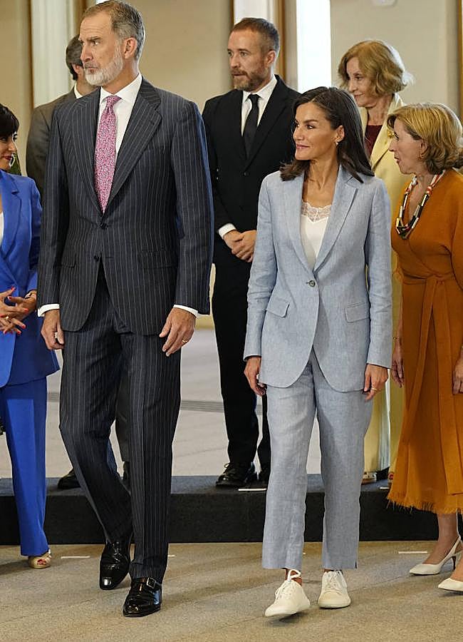 Imagen - La reina Letizia con un traje azul de Adolfo Domínguez. / LIMITED PICTURES