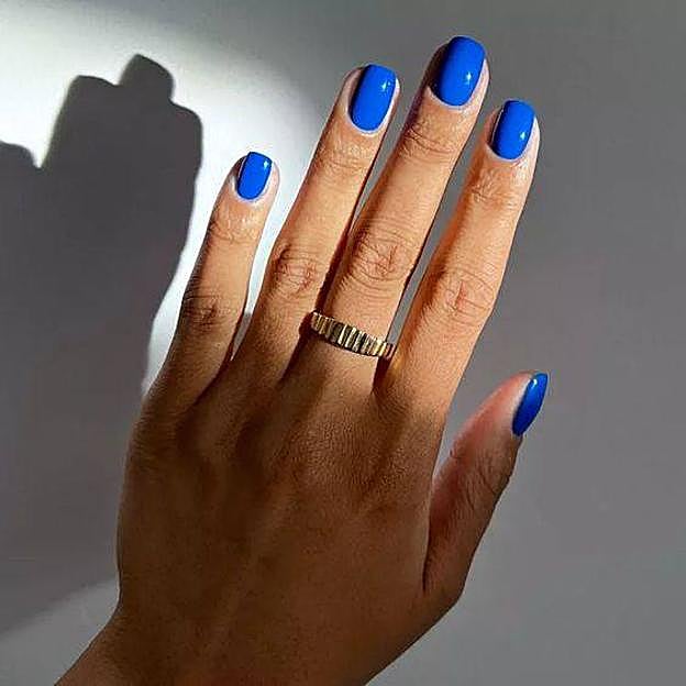 Uñas para piel morena en azul eléctrico