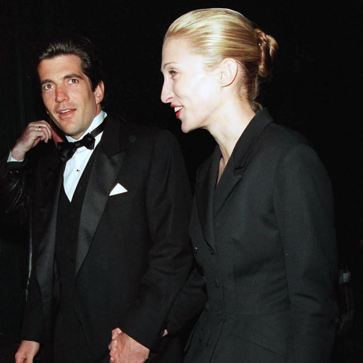Carolyn Bessette y John John Kennedy. 