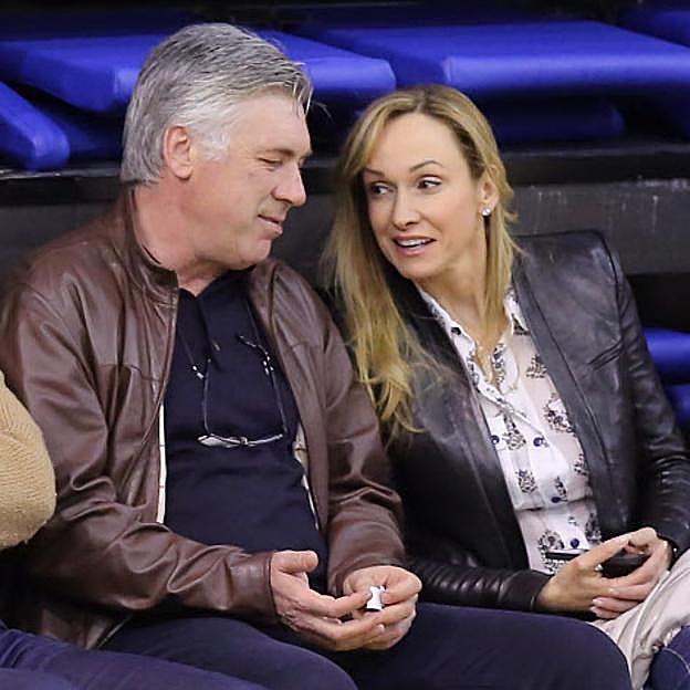 Mariann Barrena y Carlo Ancelotti, entrenador del Real Madrid. 