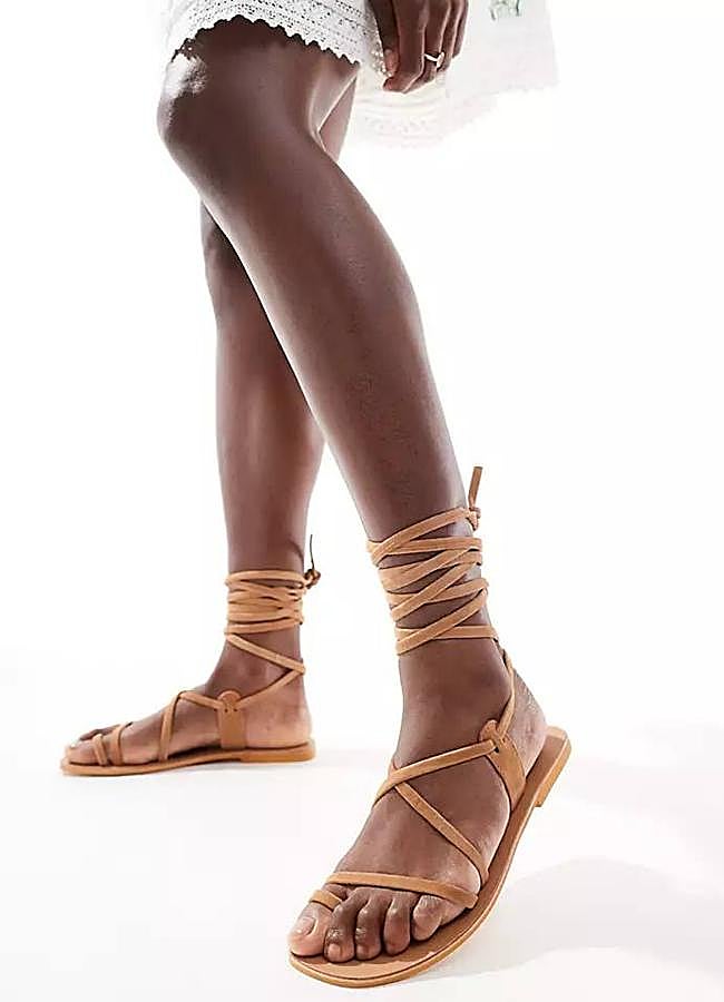 Imagen - Sandalias de tiras atadas planas en marrón