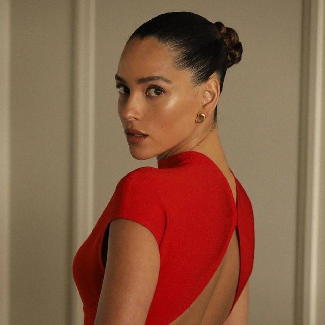 Adria Arjona con sunkissed makeup