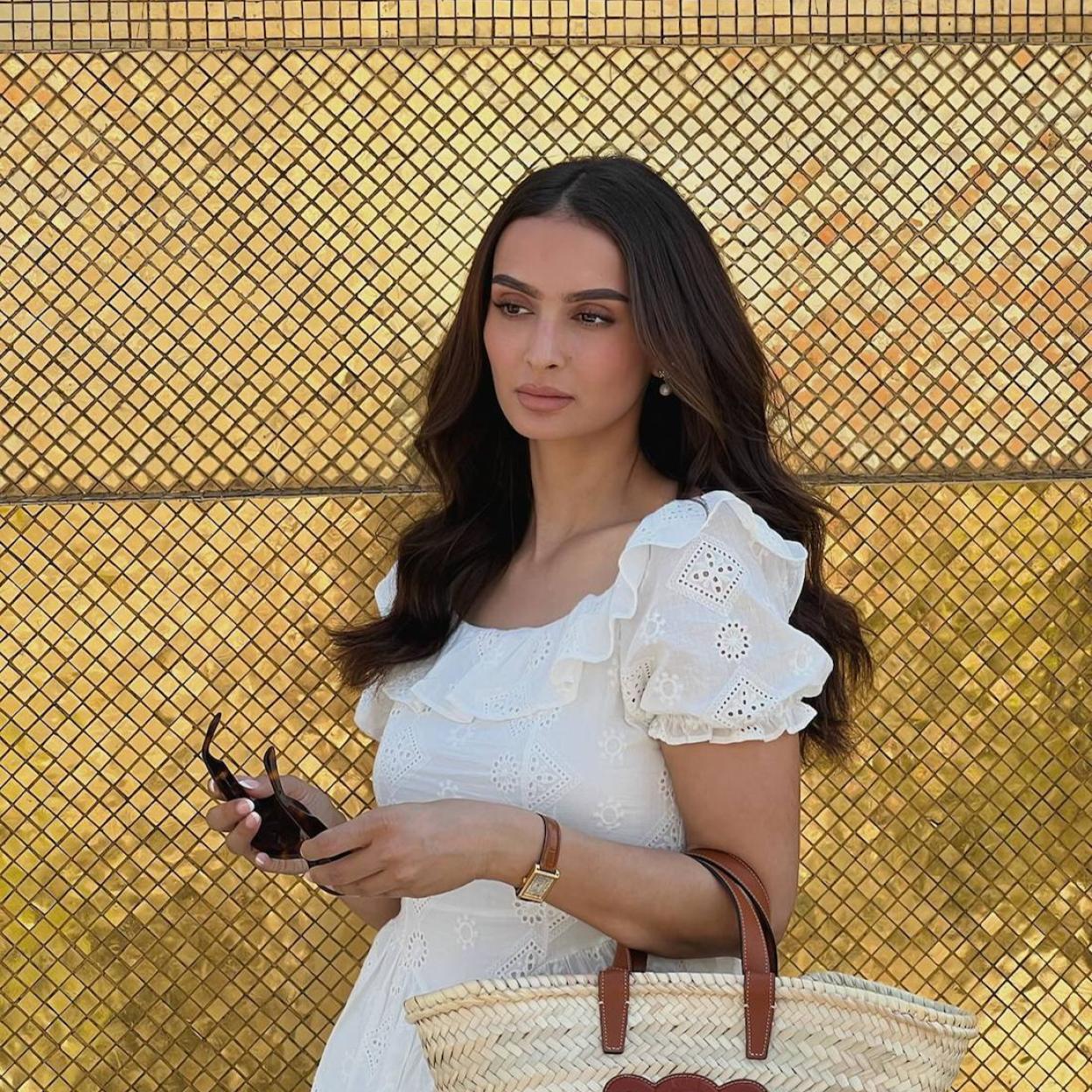 Influencer con cabello suave sin encrespamiento