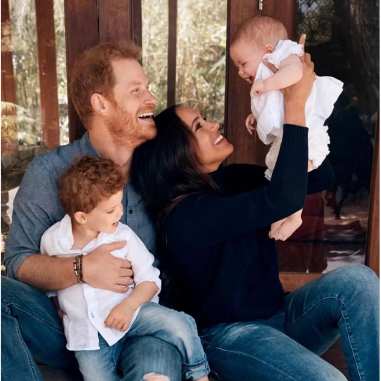Meghan y Harry con sus hijos