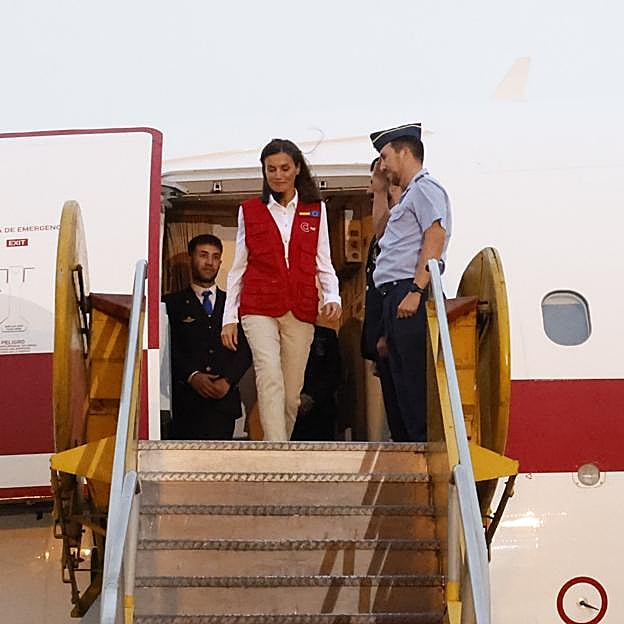 La reina Letizia cojea mientras baja del avión.