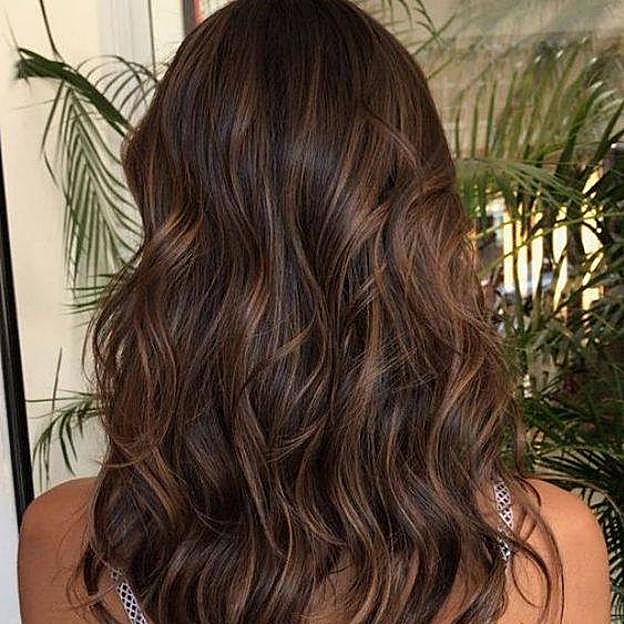 Mechas babylight para morenas en cobrizo