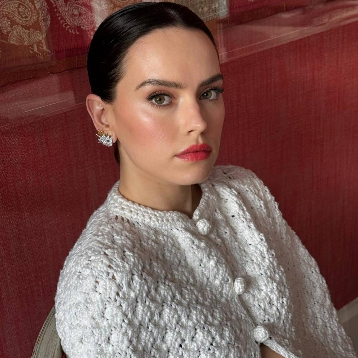 Daisy Riley con base de maquillaje ligera y natural