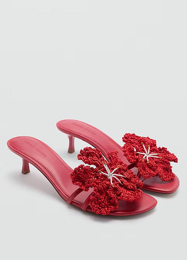 Imagen - Sandalia con tacón y detalle flor en rojo de Mango.
