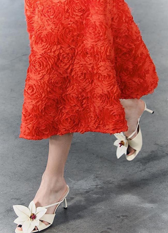 Imagen - Sandalias con tacón y detalle flor de Zara.