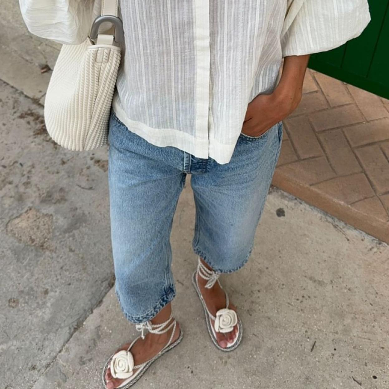 Sandalias con detalle flor.