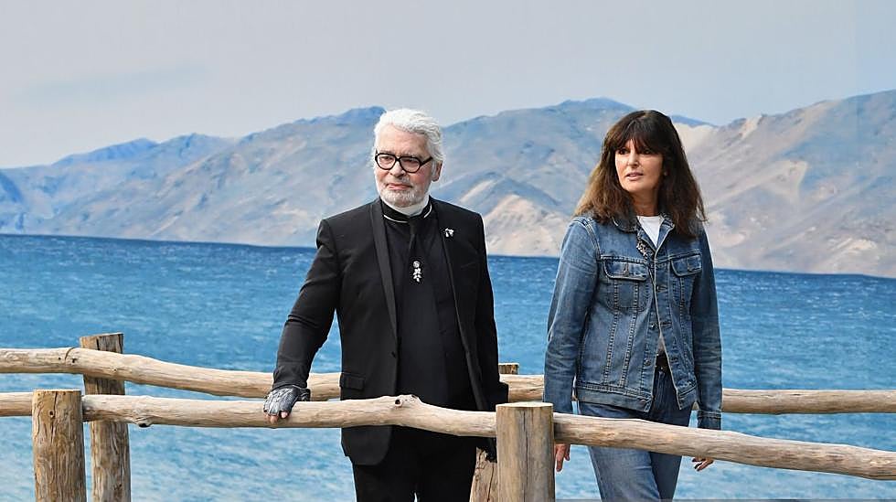 Virgine Viard junto a Karl Lagerfeld tras el desfile PV de Chanel en París, en 2019. 