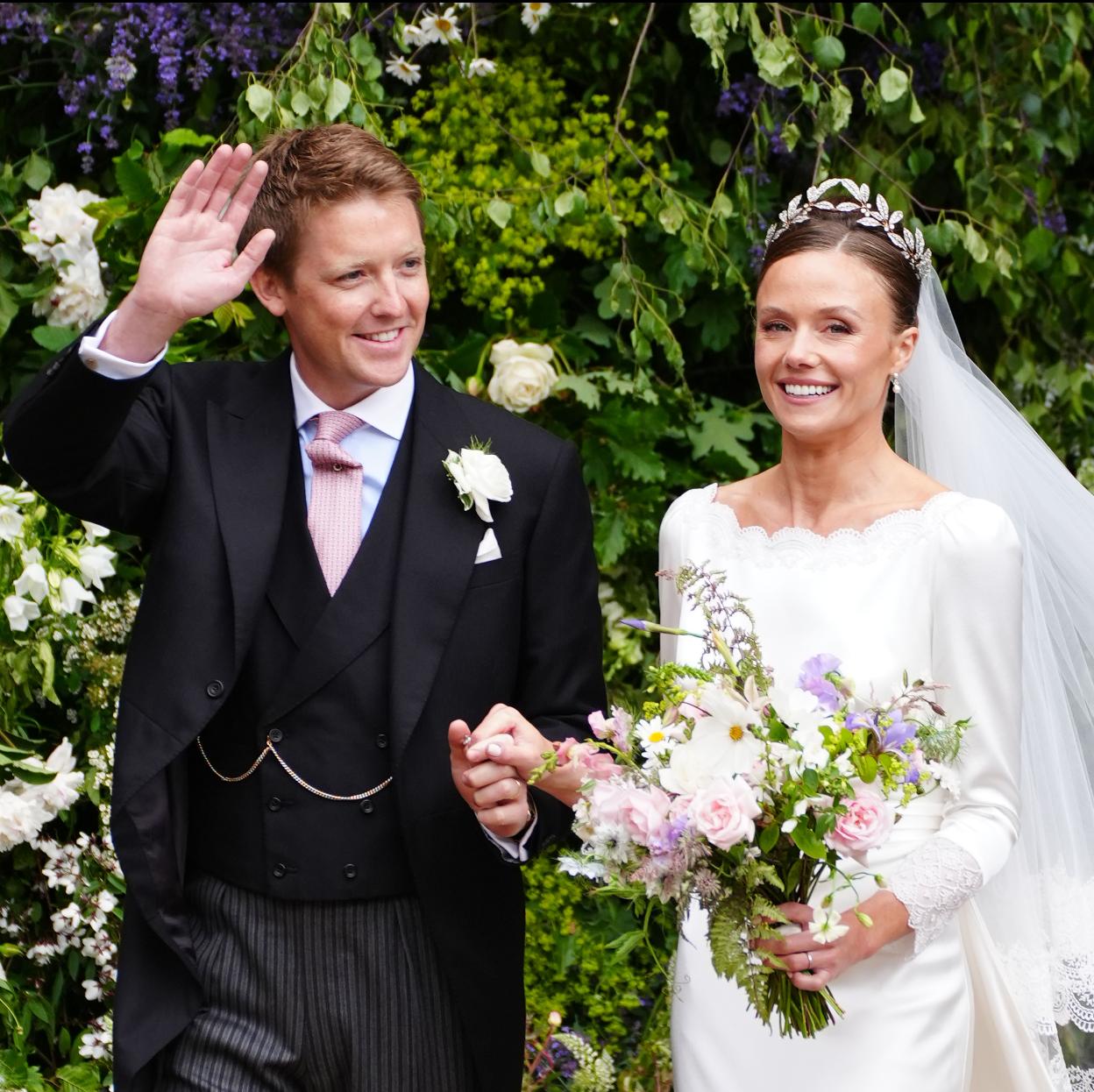 Los duques de Westminster tras la ceremonia de su boda. 