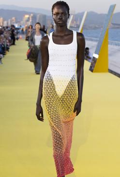 Imagen secundaria 2 - Looks del desfile de Desigual en Barcelona.