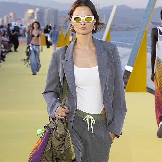Imagen principal - Looks del desfile de Desigual en Barcelona.