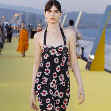 Imagen secundaria 1 - Looks del desfile de Desigual en Barcelona.