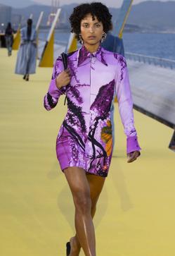 Imagen secundaria 2 - Looks del desfile de Desigual en Barcelona.