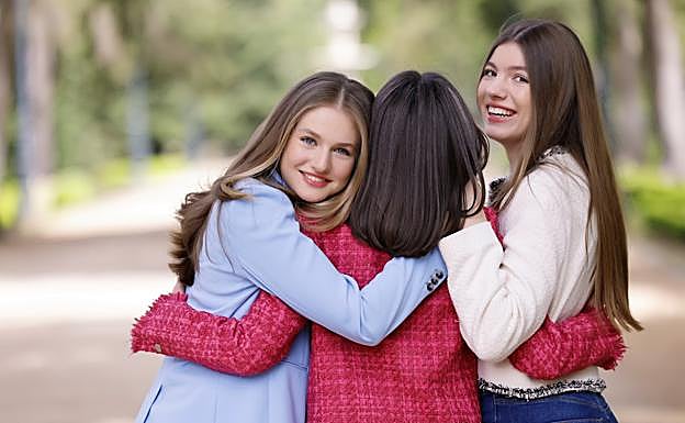 La princesa Leonor y la infanta Sofía junto a la reina Letizia. 