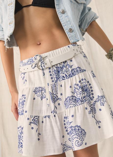 Imagen - Falda mini estampada de Stradivarius (17,99 euros)