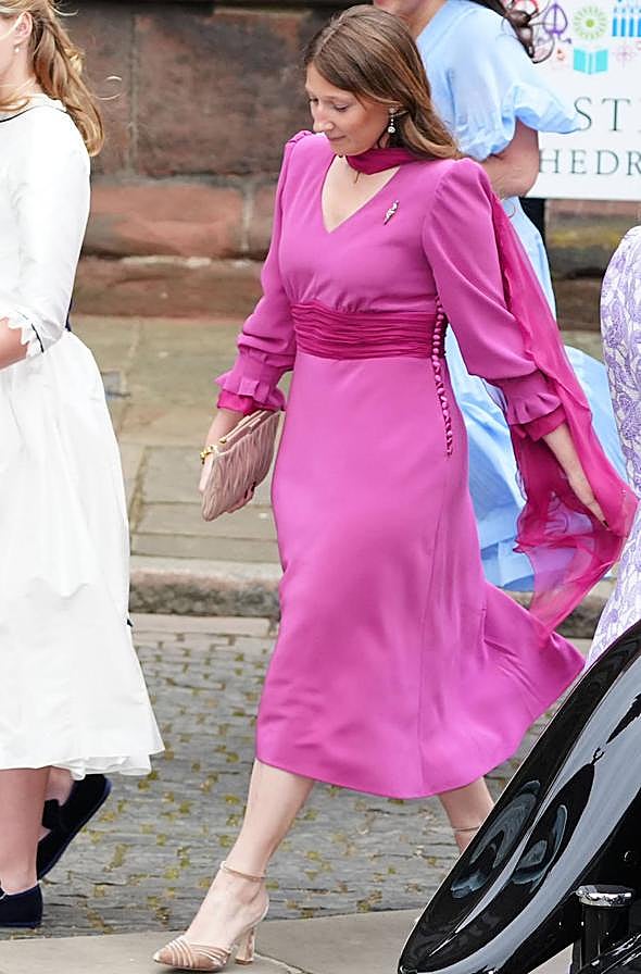 Imagen - Isabel Rodríguez-Legorburu escogió un vestido midi de color rosa. / GTRES