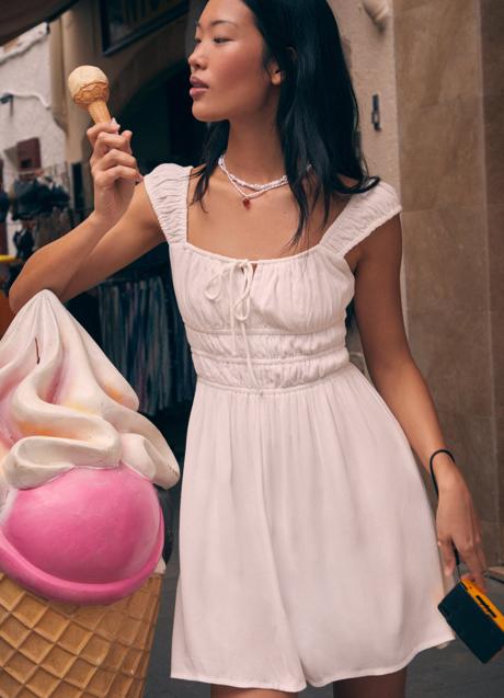 Imagen - Vestido blanco de Stradivarius (25,99 euros)