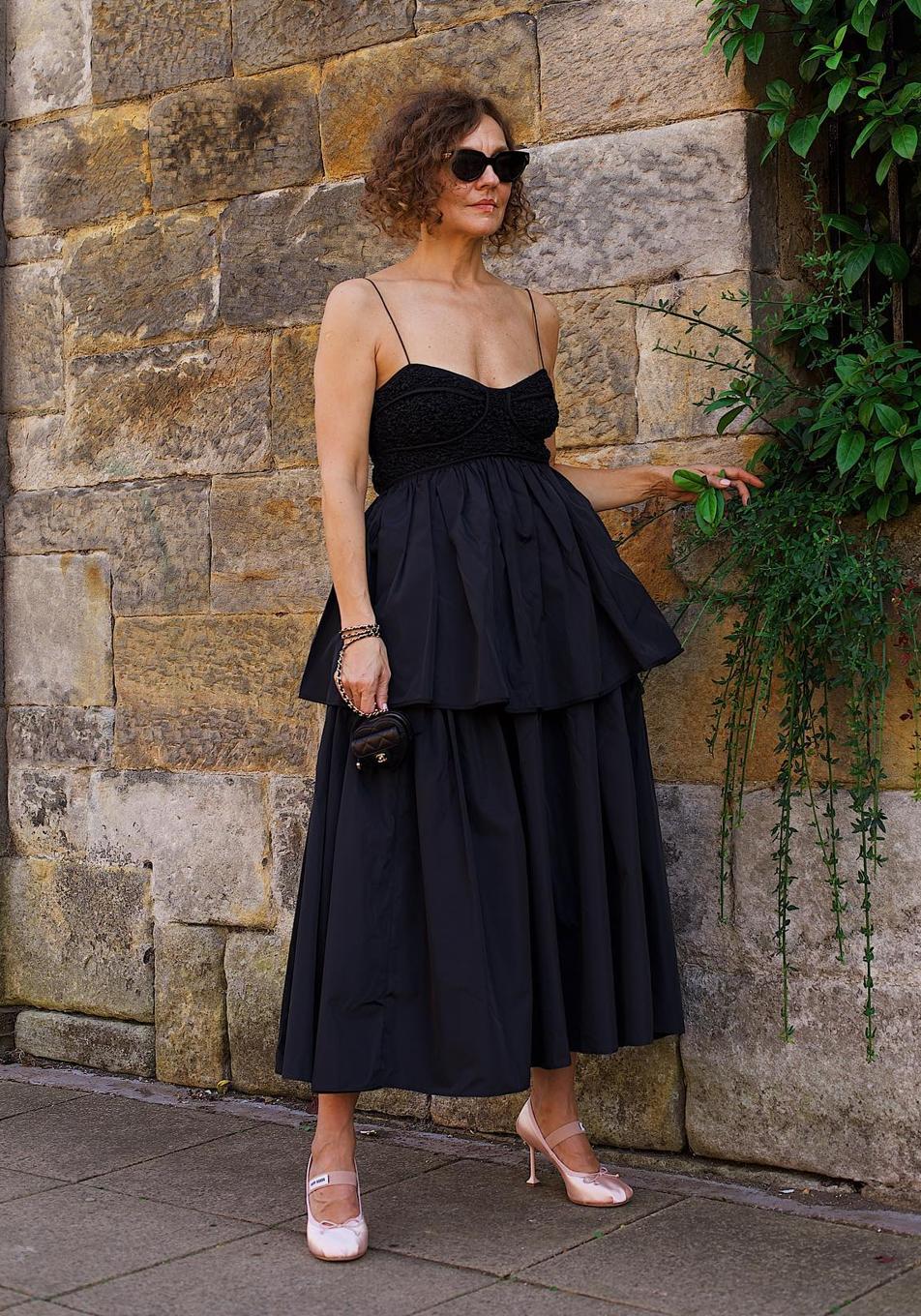 Cómo combinar las maxi faldas a los 50 para conseguir looks sencillos y elegantes este verano