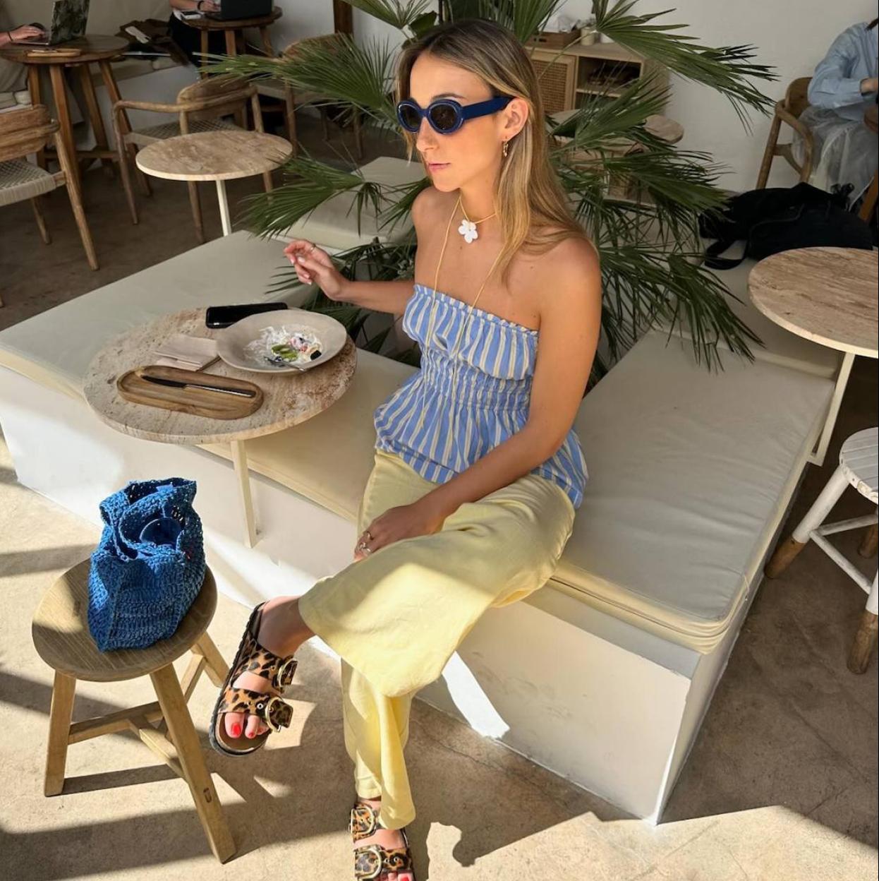 Influencer con top palabra de honor en look de verano
