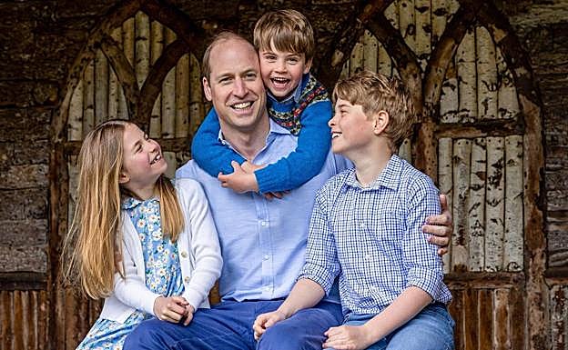 El príncipe Guillermo con sus hijos, en una imagen de sus redes sociales. 