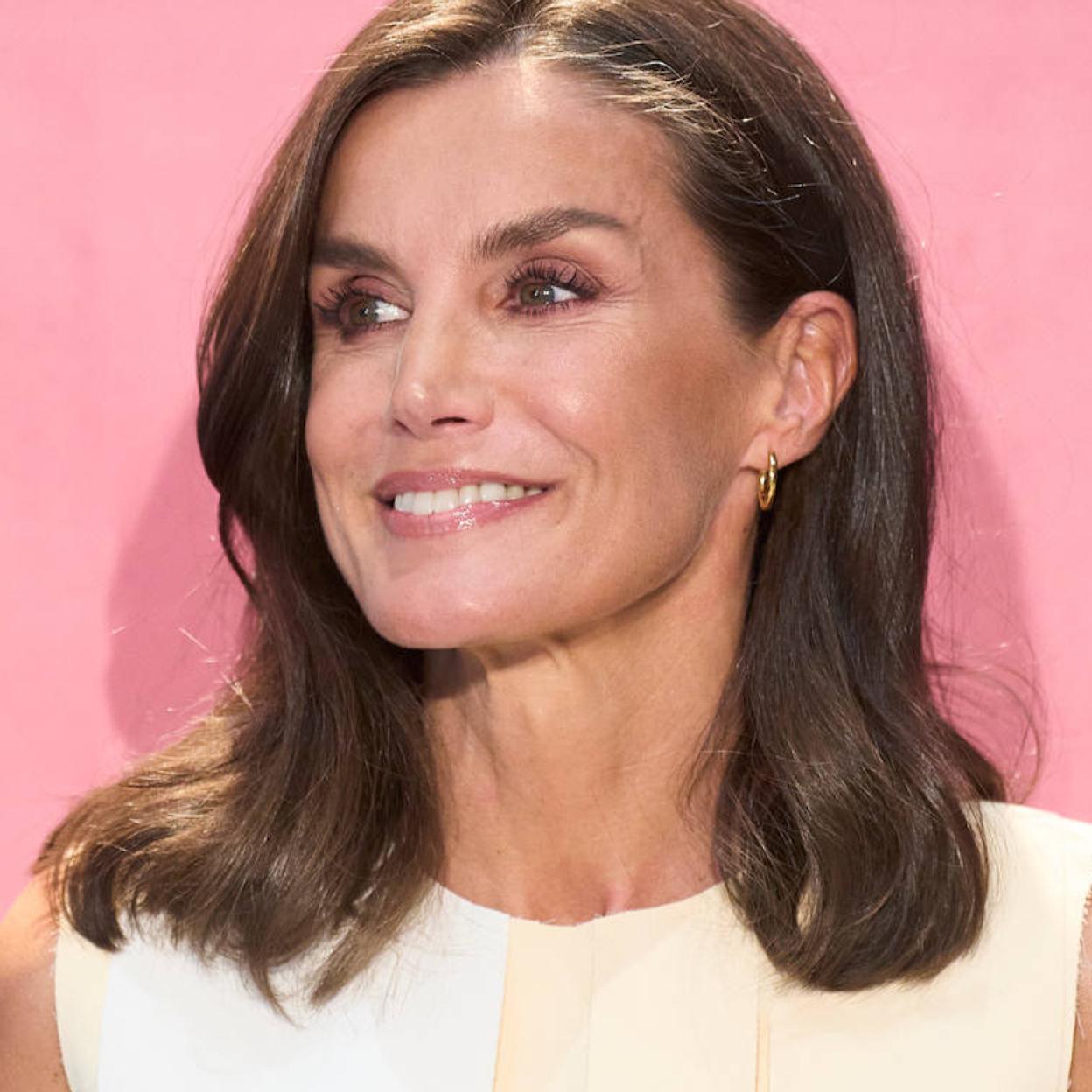 La reina Letizia con los pendientes de aro.