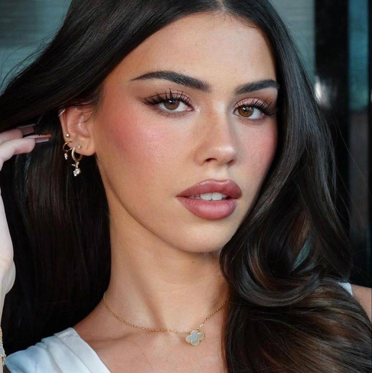 Modelo con skin tint luminoso en maquillaje natural