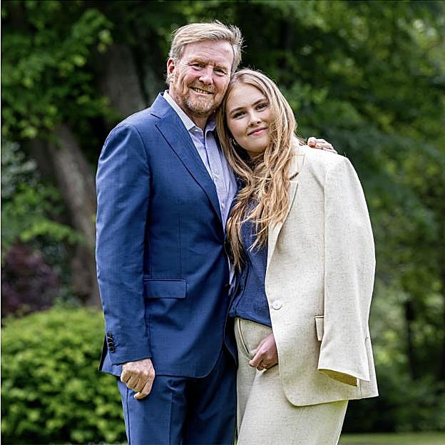 El rey Guillermo de Holanda con la heredera al trono, la princesa Amalia.
