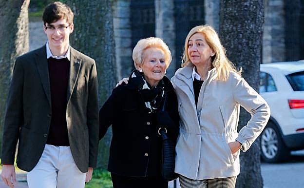 La infanta Cristina con su hijo Pablo y su antigua suegra, Claire Liebaert. 