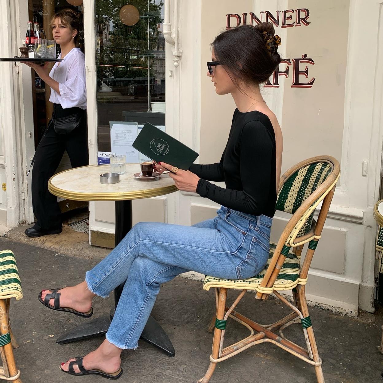 Influencer con sandalias planas