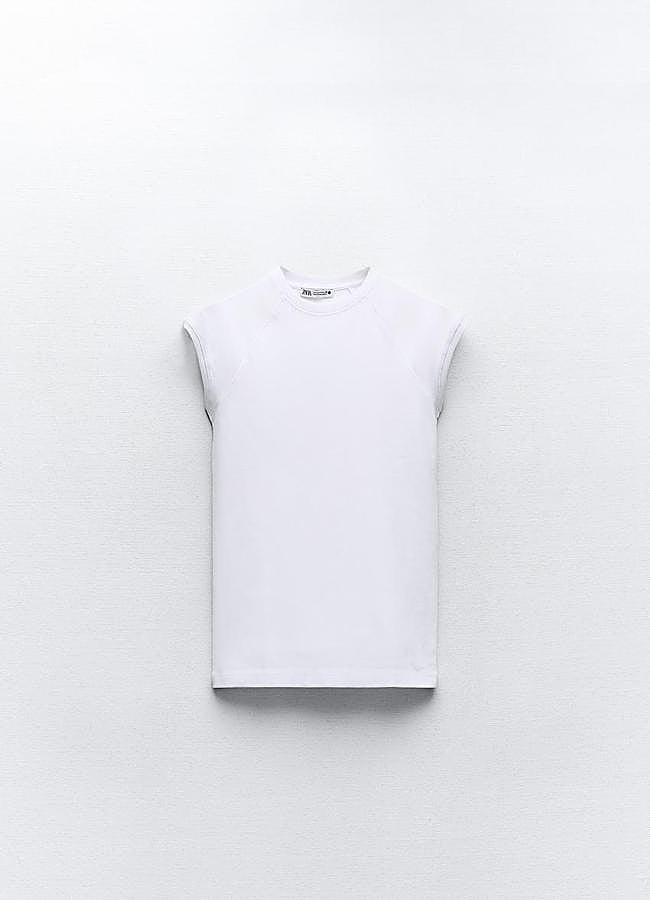 Imagen - Camiseta básica en color blanco de Zara.