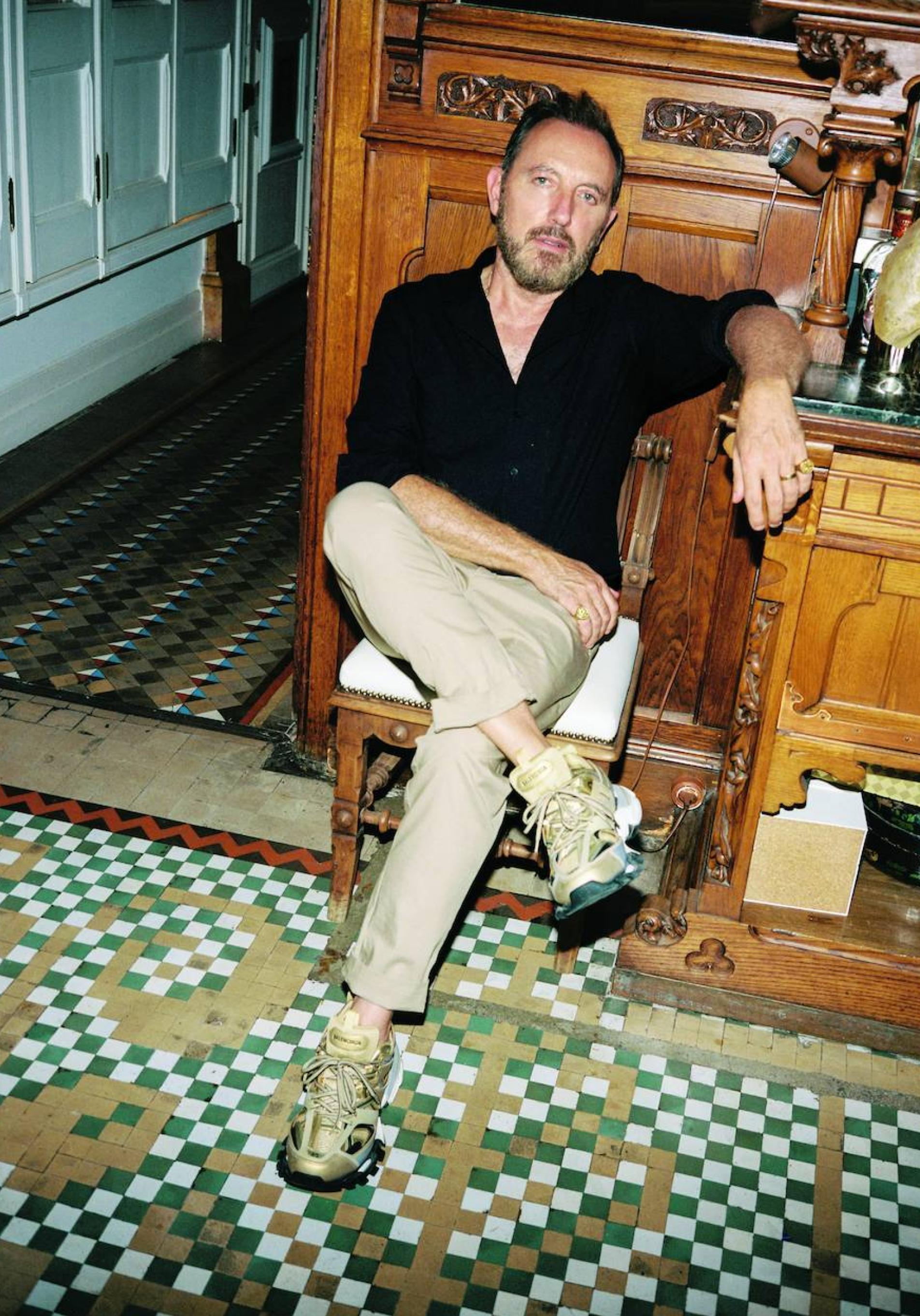 «Mi casa no tenía por qué ser un reflejo de mi persona ni de mi trabajo, pero sí de la ciudad que la acoge y del eclecticismo que para mí representa Barcelona», nos cuenta el interiorista, que aparece en el comedor de su piso del Eixample, que conserva el suelo original de la vivienda, un mosaico de 1902.