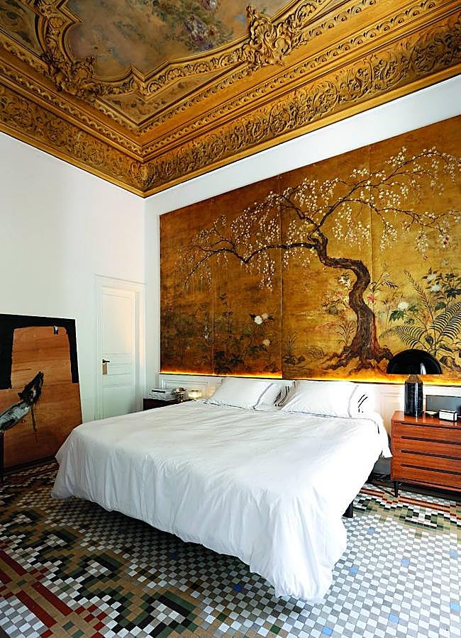Imagen - Su dormitorio, con panel de chinoiserie del siglo XIX y lámpara de Elio Martinelli. 
